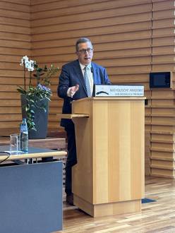 Prof. Schüller im Anzug am Rednerpult